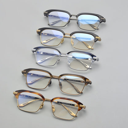 
Monturas de gafas rectangulares de titanio con borde superior grueso y detalles metálicos texturizados - Imagen 10