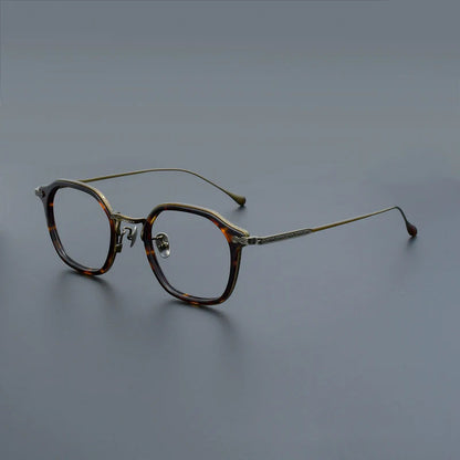 
Monturas de gafas retro cuadradas de titanio con aros completos finos y diseño de esquinas redondeadas - Imagen 3