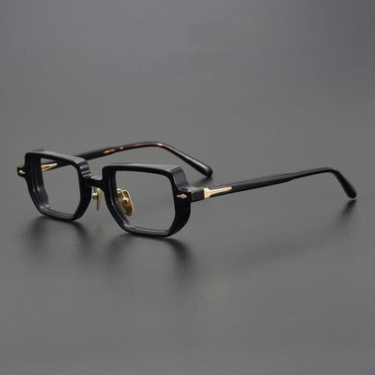 
Monturas de gafas rectangulares retro con aros completos esculpidos y detalles metálicos en las varillas