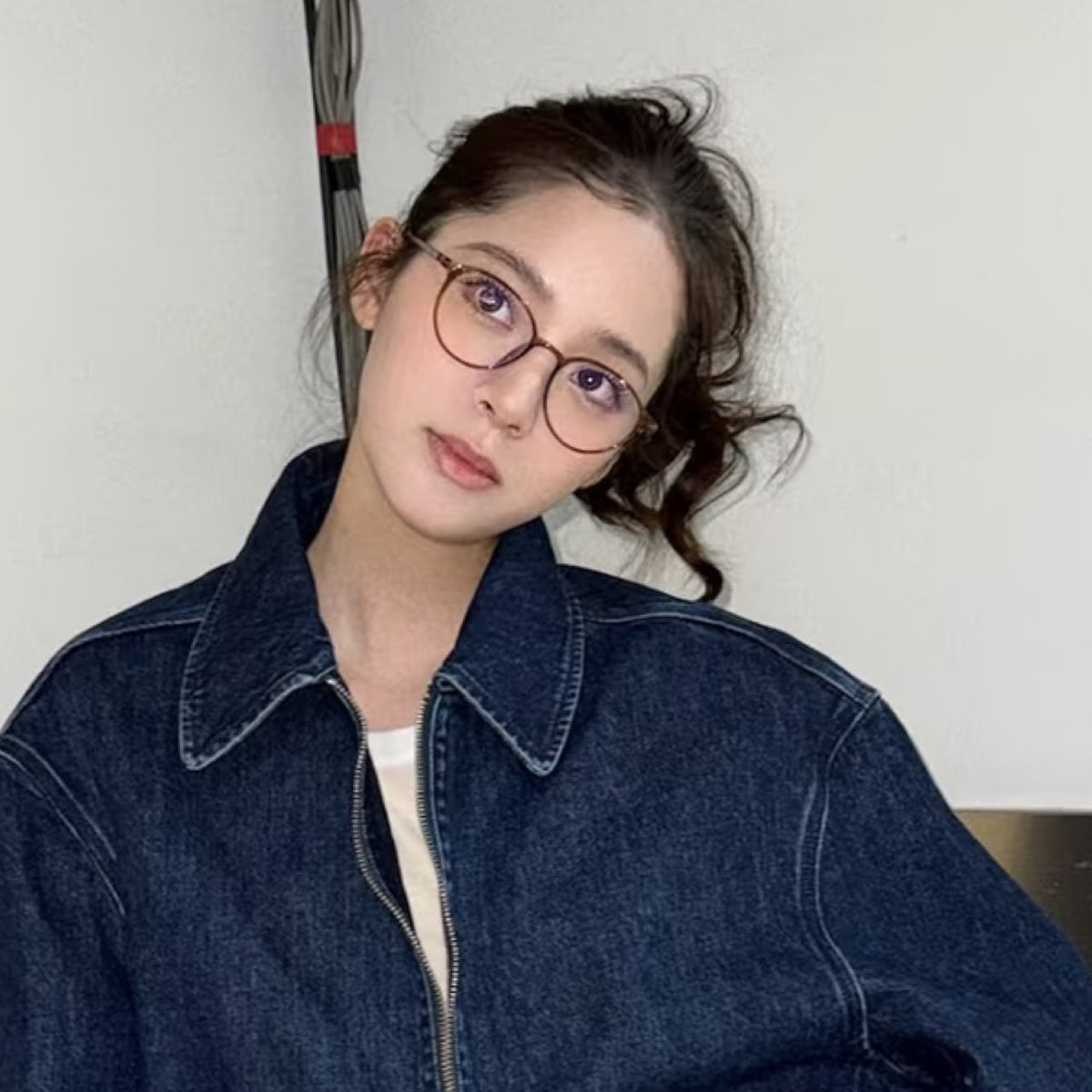 
Monturas de gafas redondeadas con perfil fino, color marrón té o negro