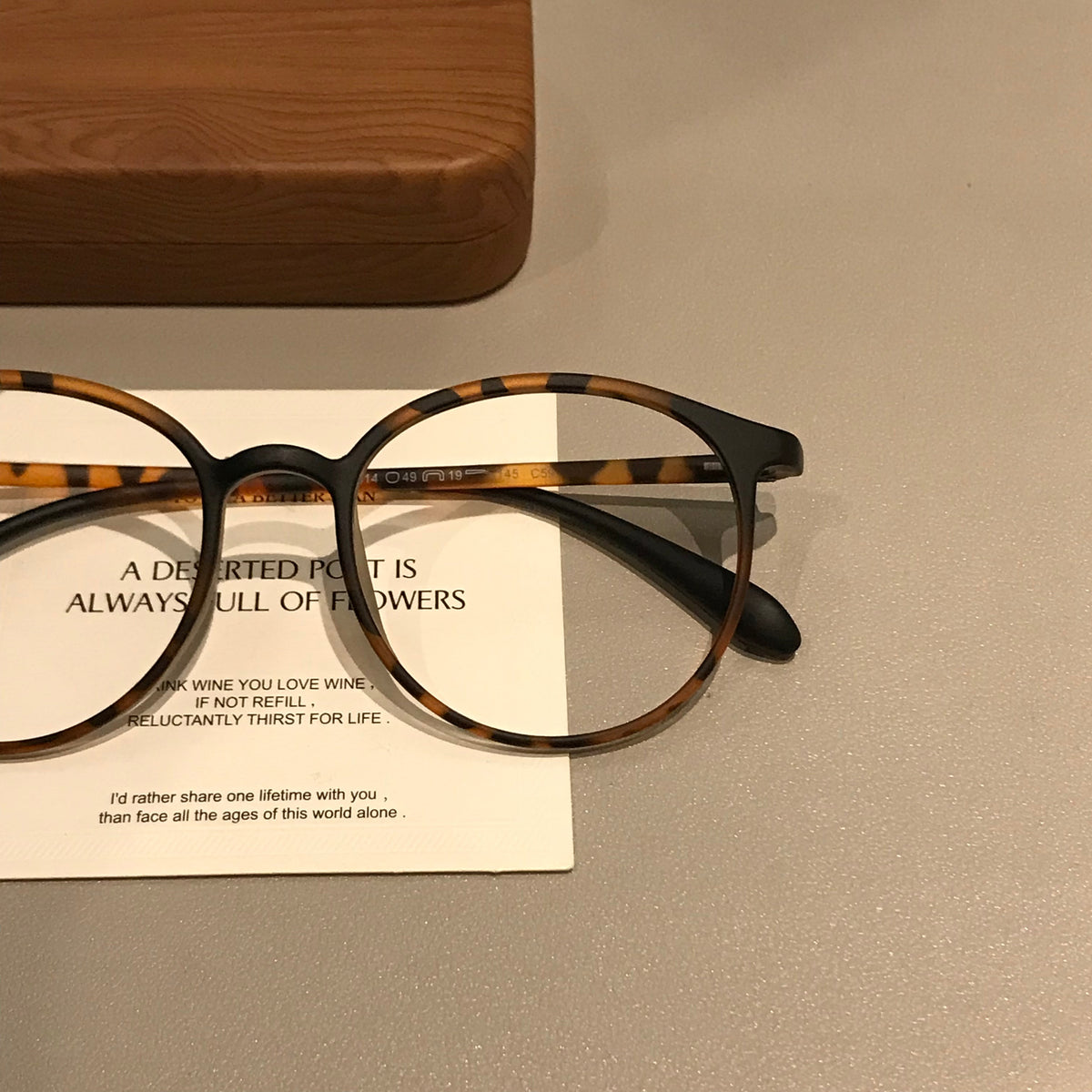 
Monturas de gafas cuadradas redondeadas con varillas finas, color marrón té o carey mate - Imagen 5