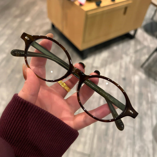 Montura de gafas cuadrada redondeada estilo vintage con patillas anchas, carey