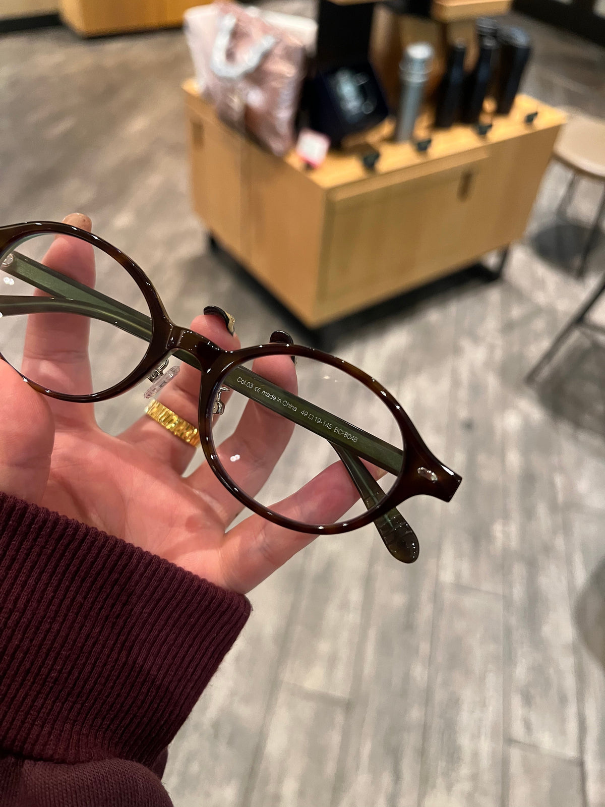 
Montura de gafas cuadrada redondeada estilo vintage con patillas anchas, carey