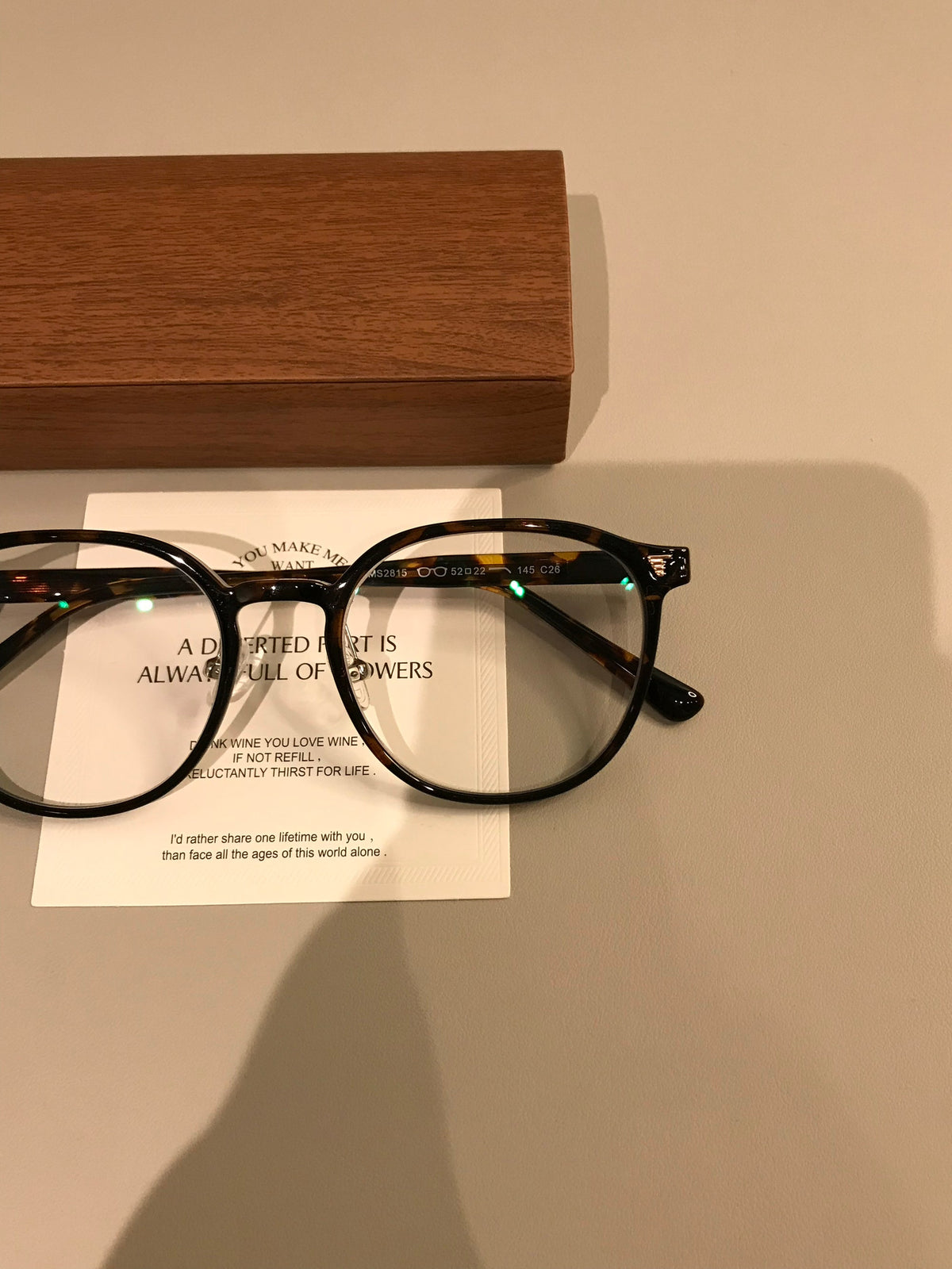 
Monturas de gafas cuadradas redondeadas con ceja elevada, carey ámbar o negro