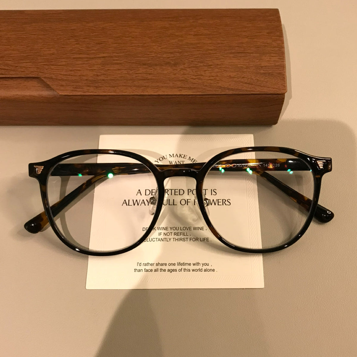 
Monturas de gafas cuadradas redondeadas con ceja elevada, carey ámbar o negro