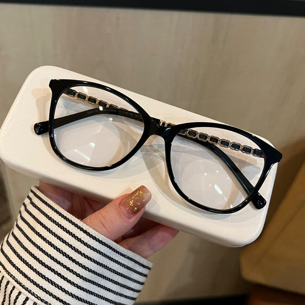 
Monturas de gafas ojo de gato con detalles de cadena en las varillas, en negro o carey - Imagen 5