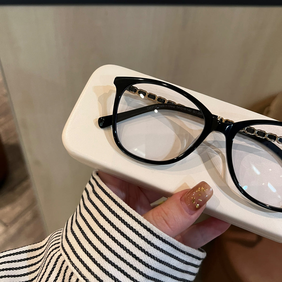 
Monturas de gafas ojo de gato con detalles de cadena en las varillas, en negro o carey - Imagen 6