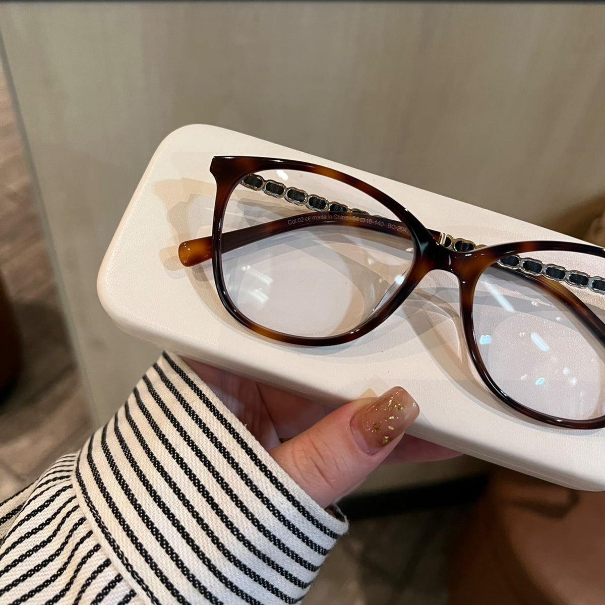 
Monturas de gafas ojo de gato con detalles de cadena en las varillas, en negro o carey