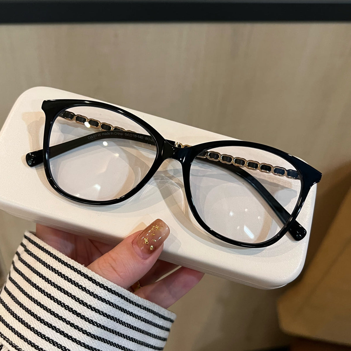 
Monturas de gafas ojo de gato con detalles de cadena en las varillas, en negro o carey