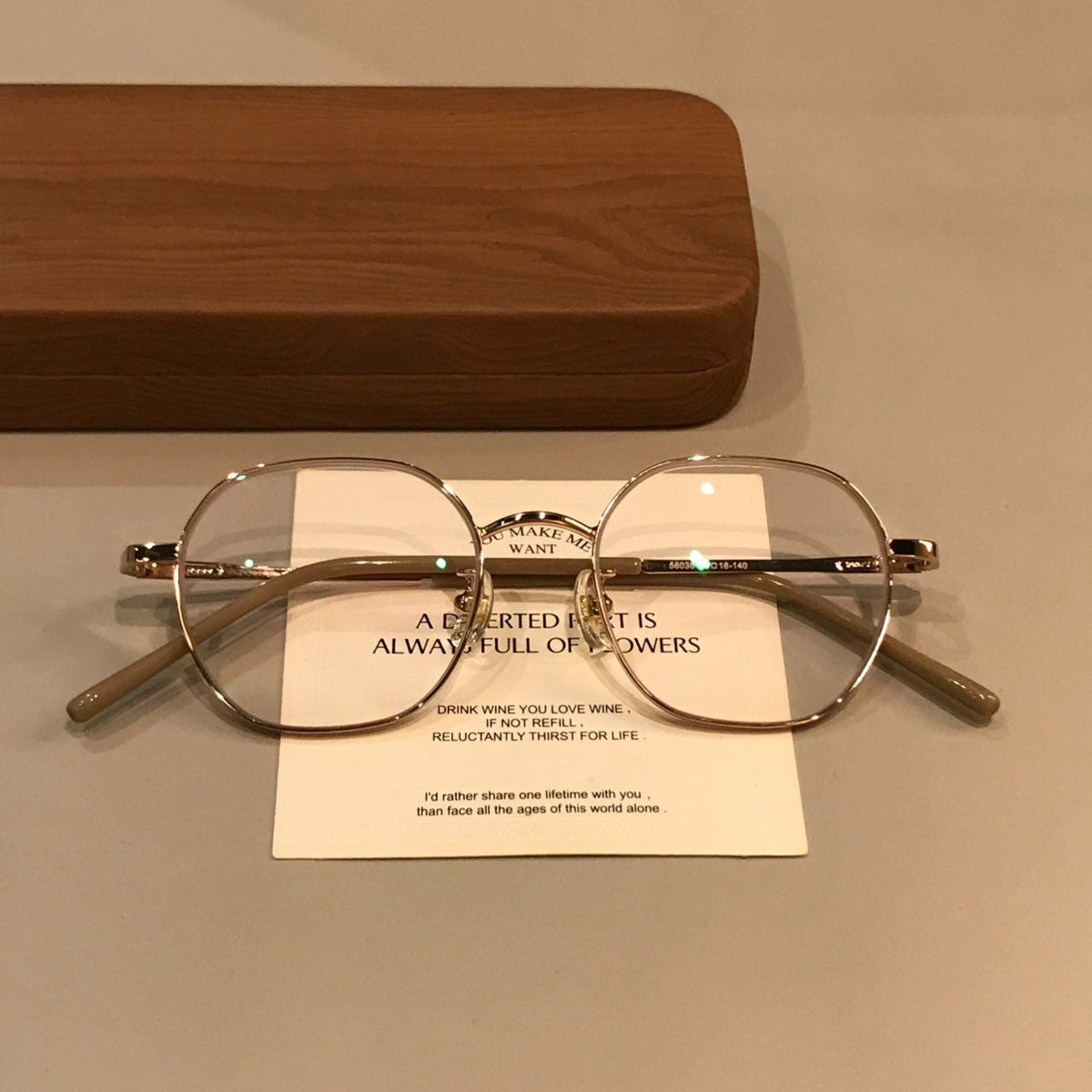 
Monturas de gafas geométricas de estilo alambre con puente fino, tono dorado