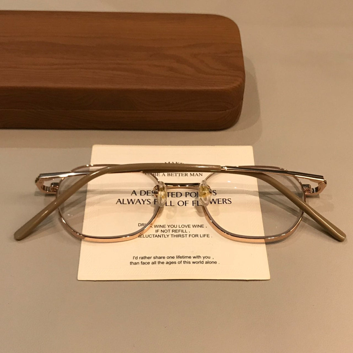 
Monturas de gafas geométricas de estilo alambre con puente fino, tono dorado