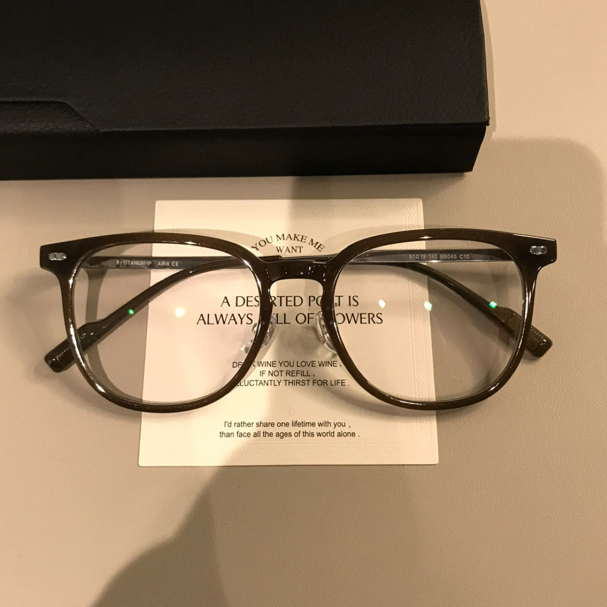 
Monturas de gafas cuadradas redondeadas con detalles en las esquinas, color café latte o negro