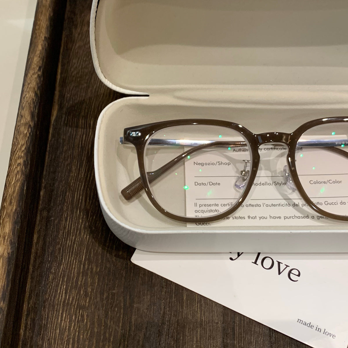 
Monturas de gafas cuadradas redondeadas con detalles en las esquinas, color café latte o negro