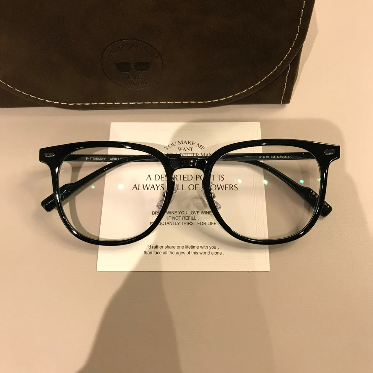
Monturas de gafas cuadradas redondeadas con detalles en las esquinas, color café latte o negro