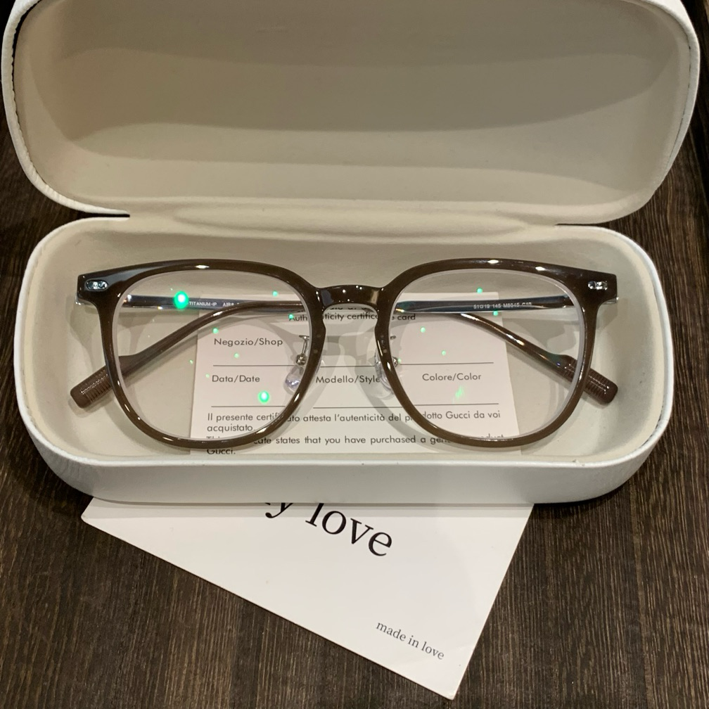
Monturas de gafas cuadradas redondeadas con detalles en las esquinas, color café latte o negro