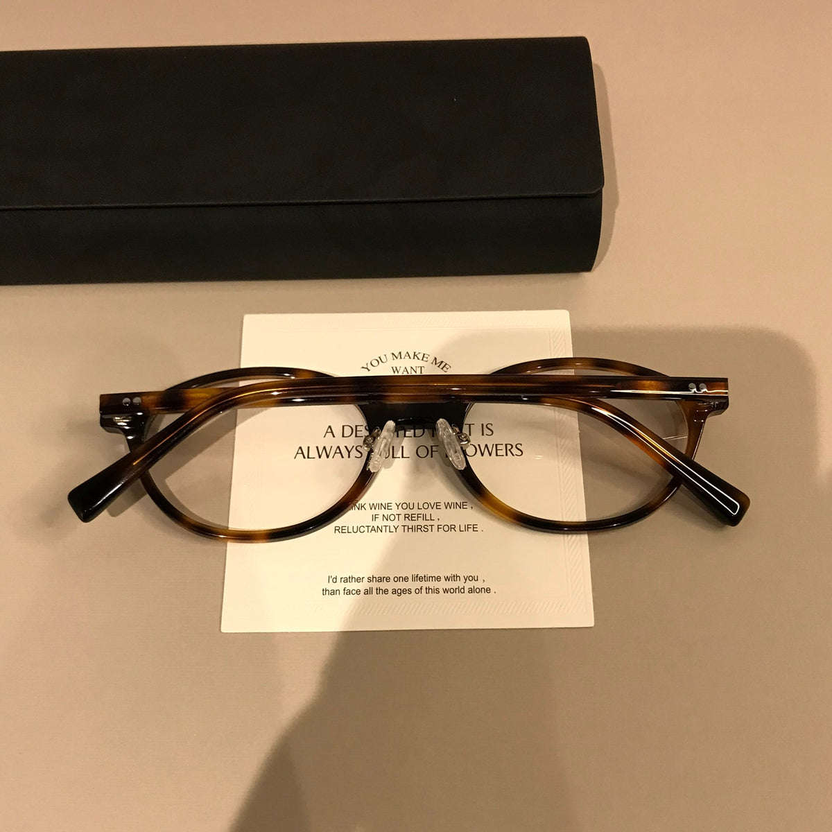 
Montura de gafas ovalada ancha con bordes gruesos, carey