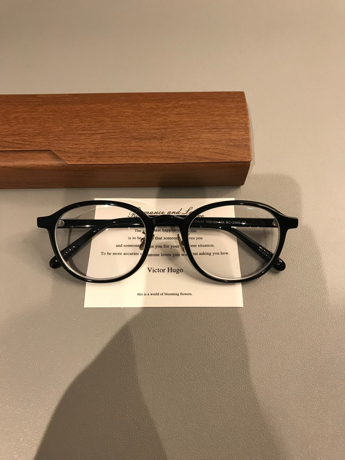 
Monturas de gafas ovaladas con borde superior grueso, negro, burdeos o carey