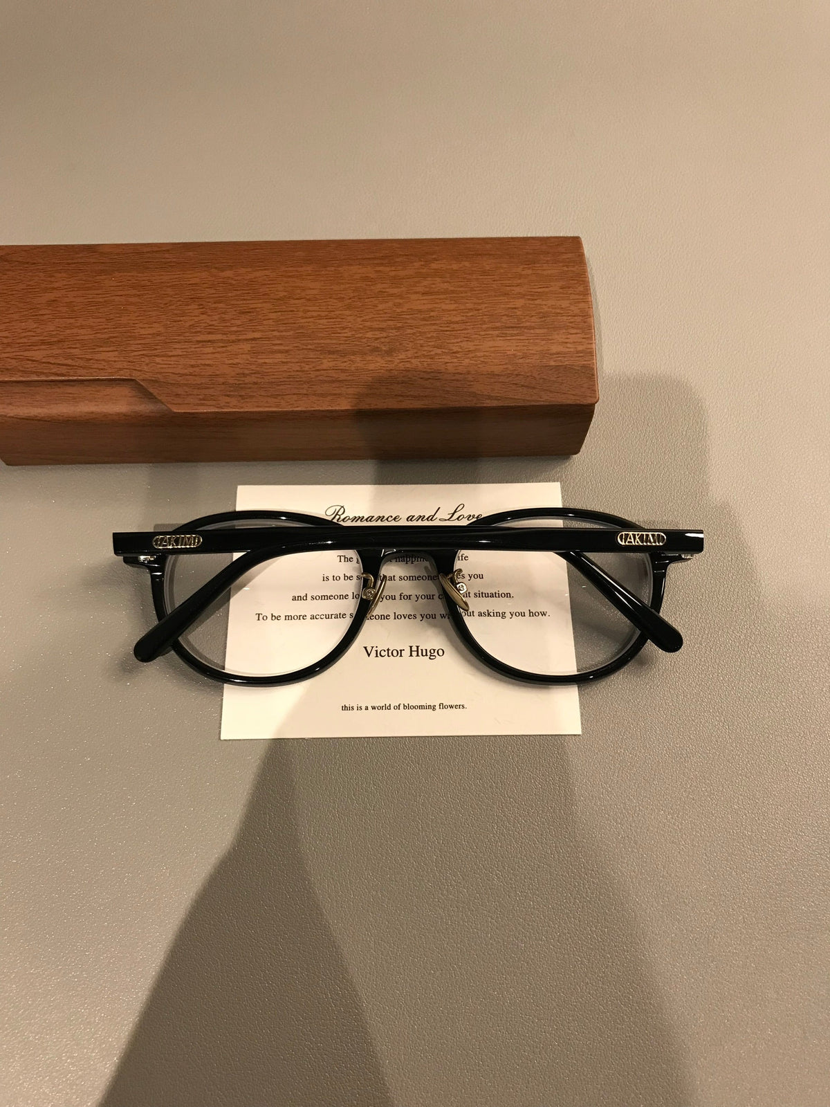 
Monturas de gafas ovaladas con borde superior grueso, negro, burdeos o carey