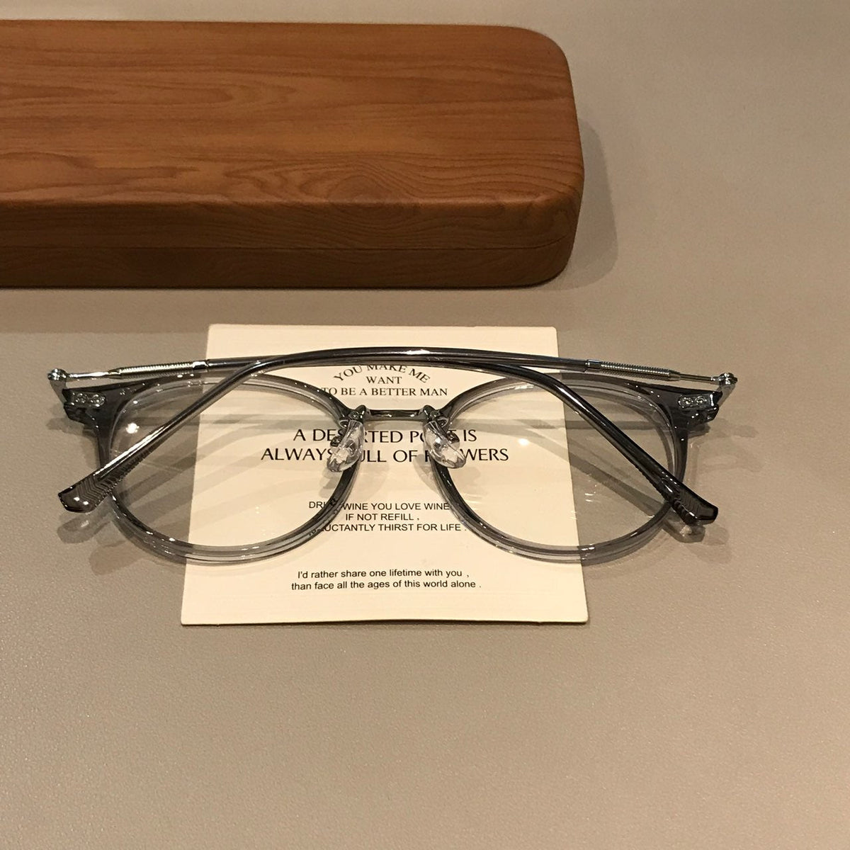 
Montura de gafas geométrica redondeada con bordes translúcidos, gris hielo