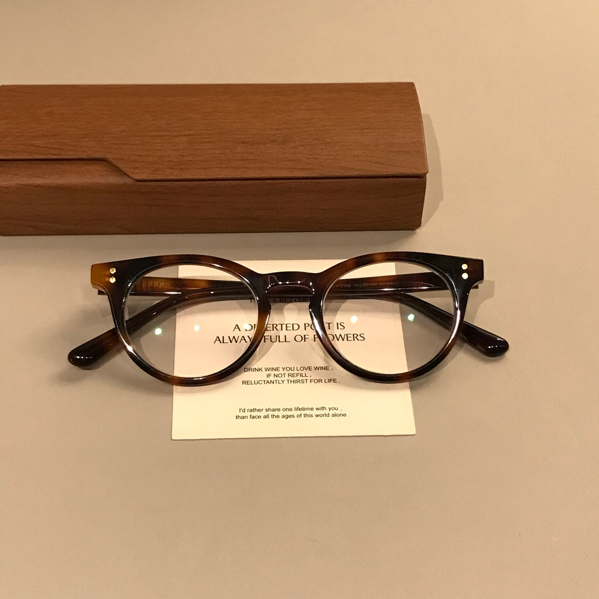 
Monturas de gafas ovaladas compactas con aros gruesos, negro o carey