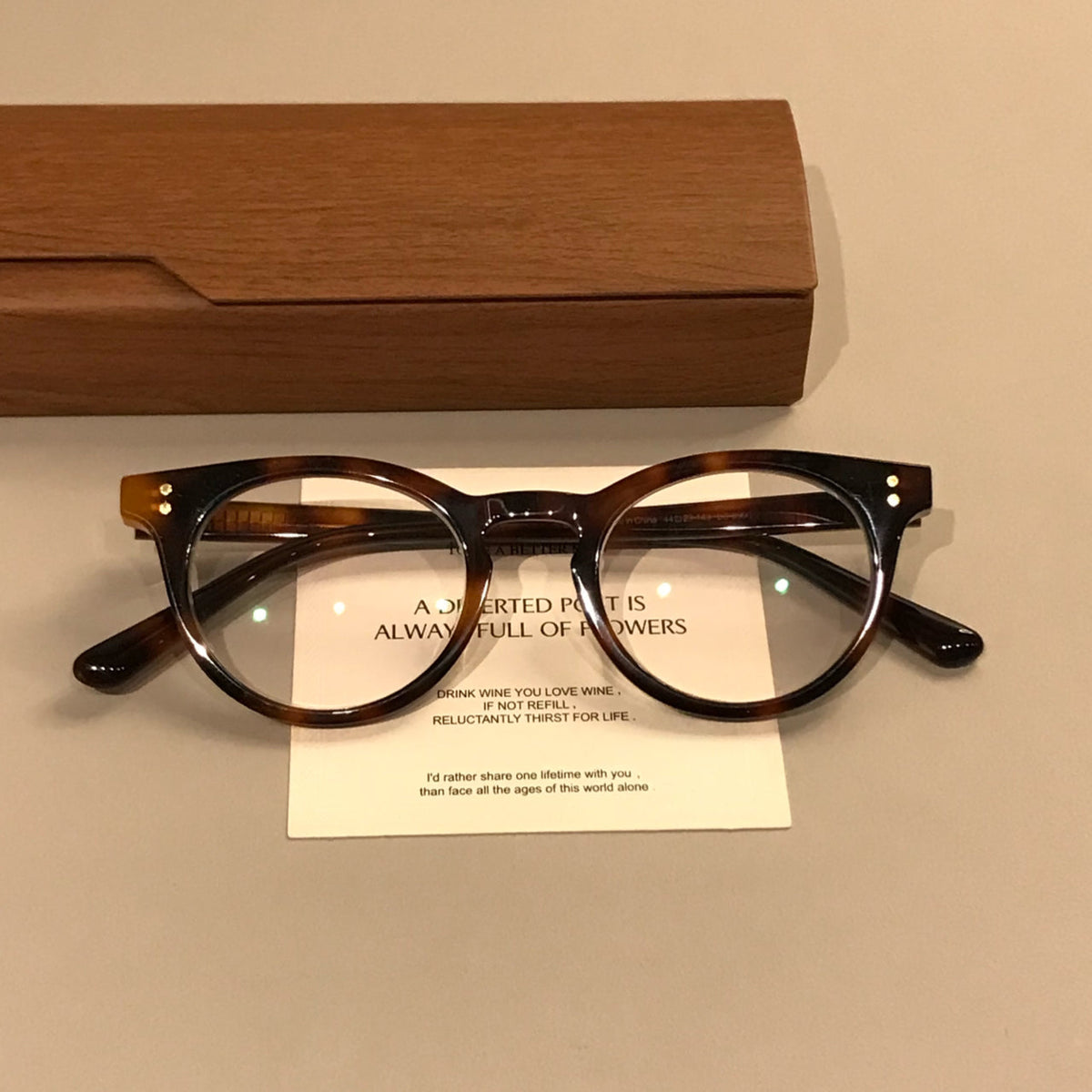
Monturas de gafas ovaladas compactas con aros gruesos, negro o carey