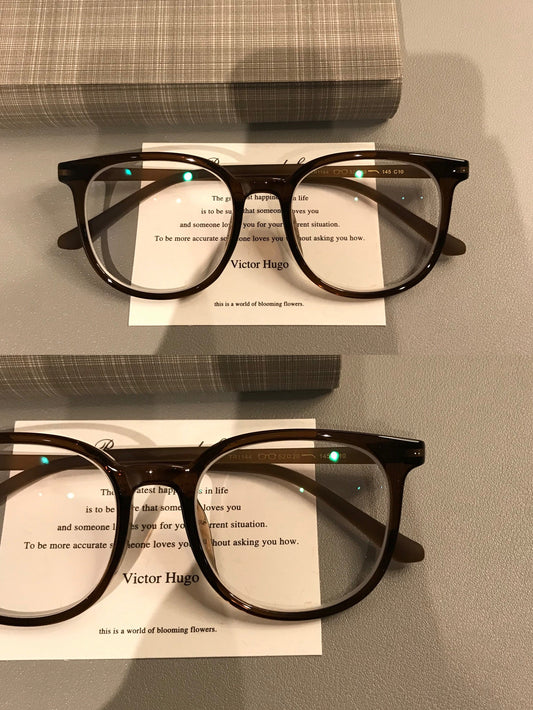 Monturas de gafas clásicas cuadradas redondeadas con remaches en las esquinas, varios colores