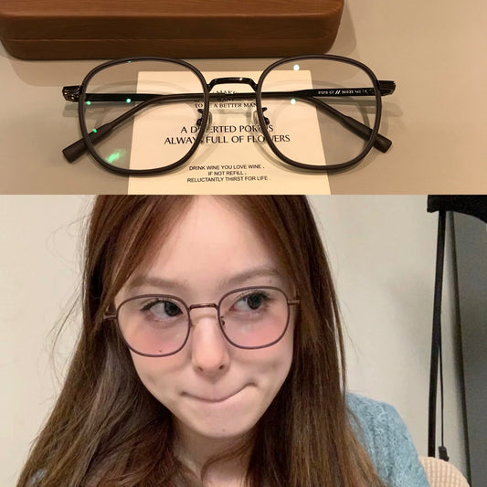 Montura de gafas redonda con acabado mate y varillas delgadas, marrón moca