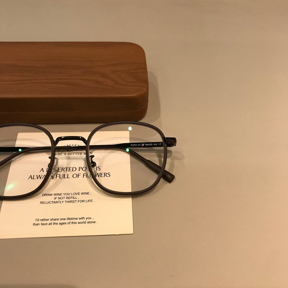 
Montura de gafas redonda con acabado mate y varillas delgadas, marrón moca