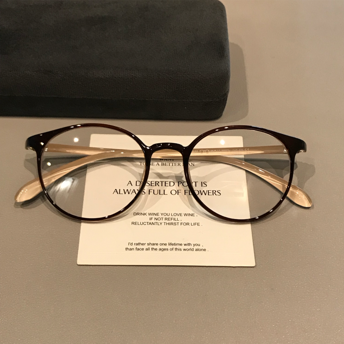 
Monturas de gafas ovaladas compactas con acabado suave, marrón crema