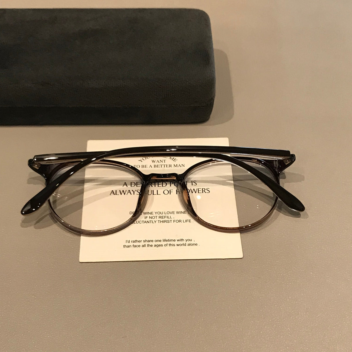 
Monturas de gafas ovaladas compactas con acabado suave, marrón crema