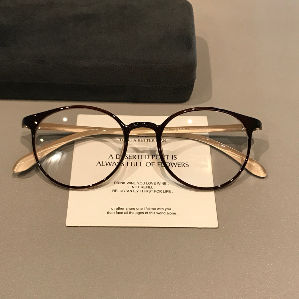 
Monturas de gafas ovaladas compactas con acabado suave, marrón crema
