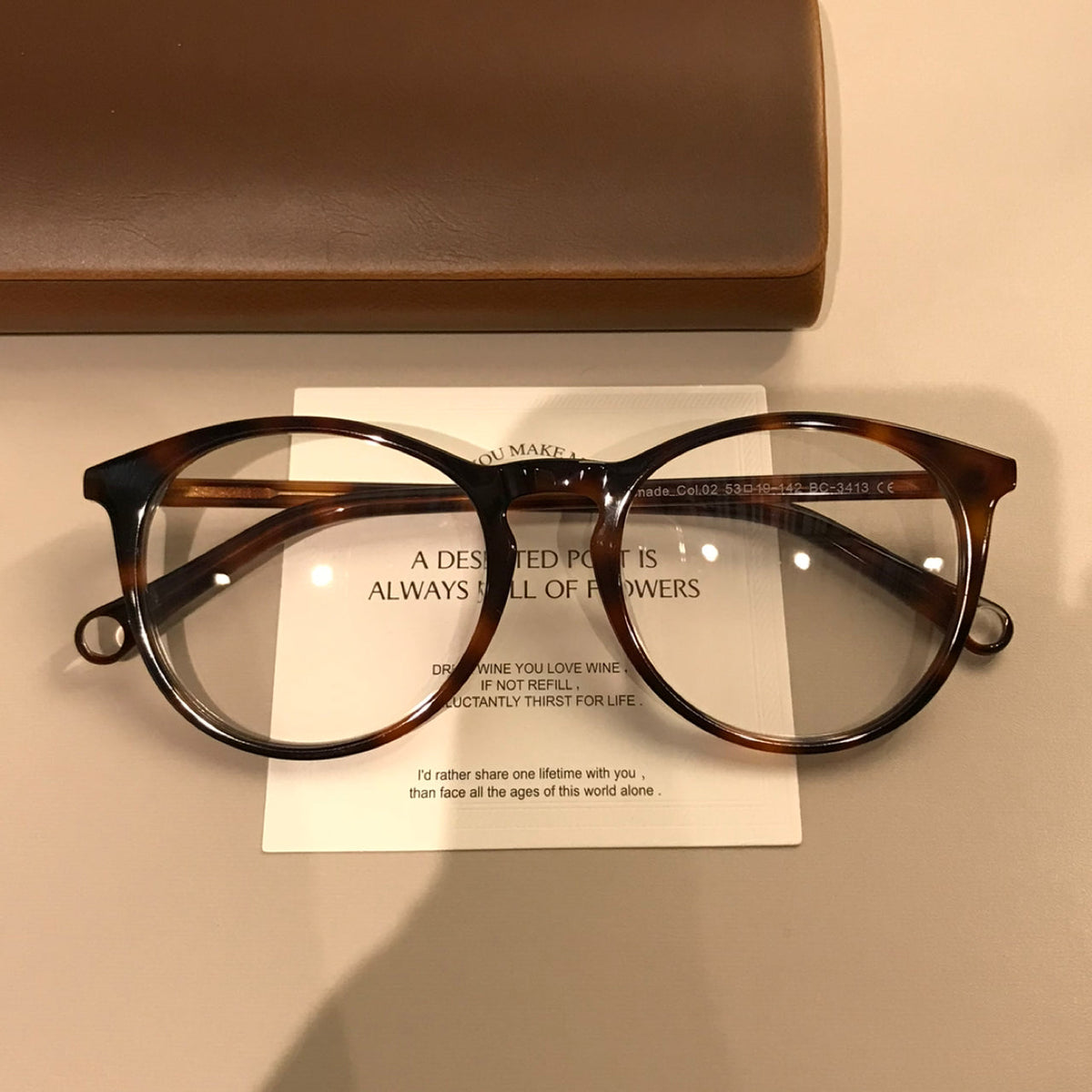 
Monturas de gafas cuadradas redondeadas con varillas decorativas, cuatro colores de montura