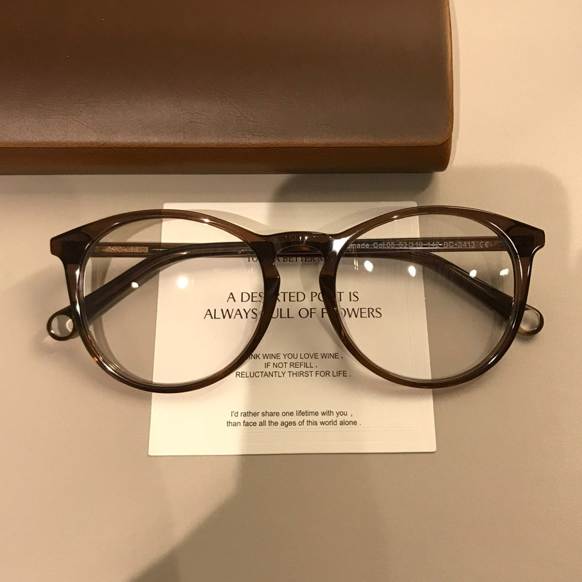 
Monturas de gafas cuadradas redondeadas con varillas decorativas, cuatro colores de montura