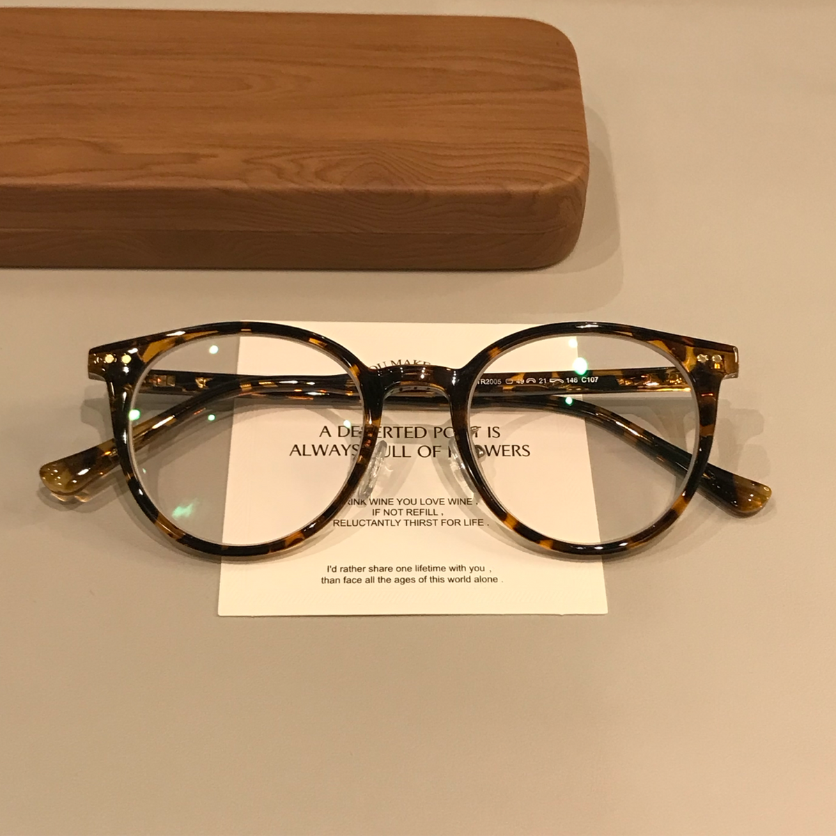 
Monturas de gafas redondas con detalles de remaches, color ámbar marrón y más colores