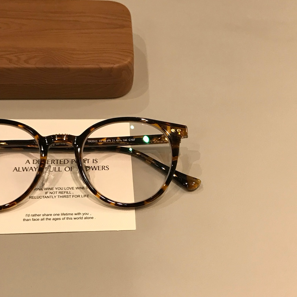 
Monturas de gafas redondas con detalles de remaches, color ámbar marrón y más colores