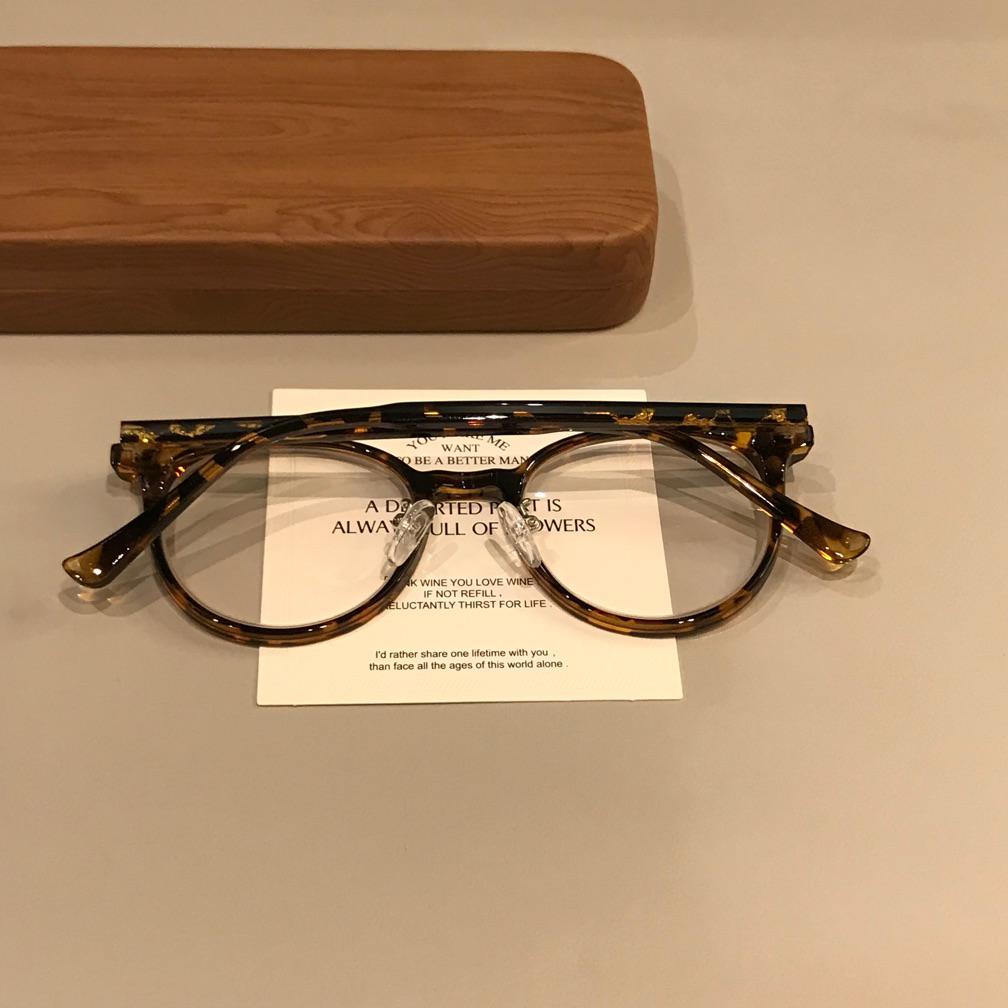 
Monturas de gafas redondas con detalles de remaches, color ámbar marrón y más colores - Imagen 6
