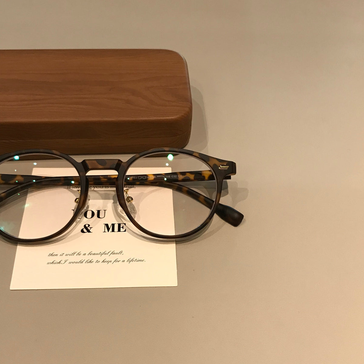 
Monturas de gafas redondas con detalles de remaches, color ámbar marrón y más colores