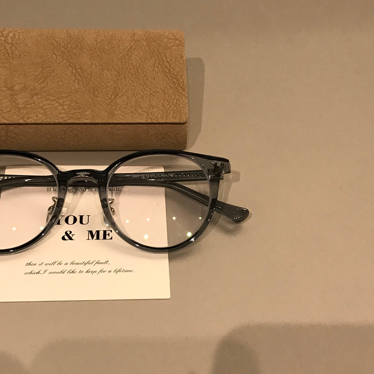 
Monturas de gafas redondas con detalles de remaches, color ámbar marrón y más colores