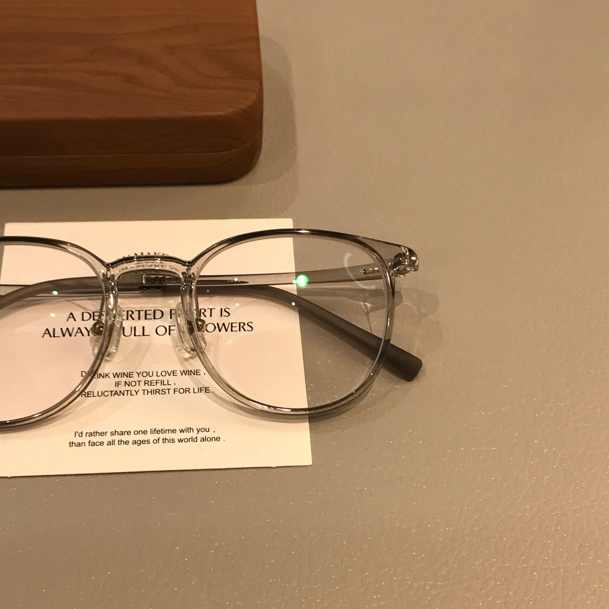 
Monturas de gafas redondas con aros transparentes, gris coco