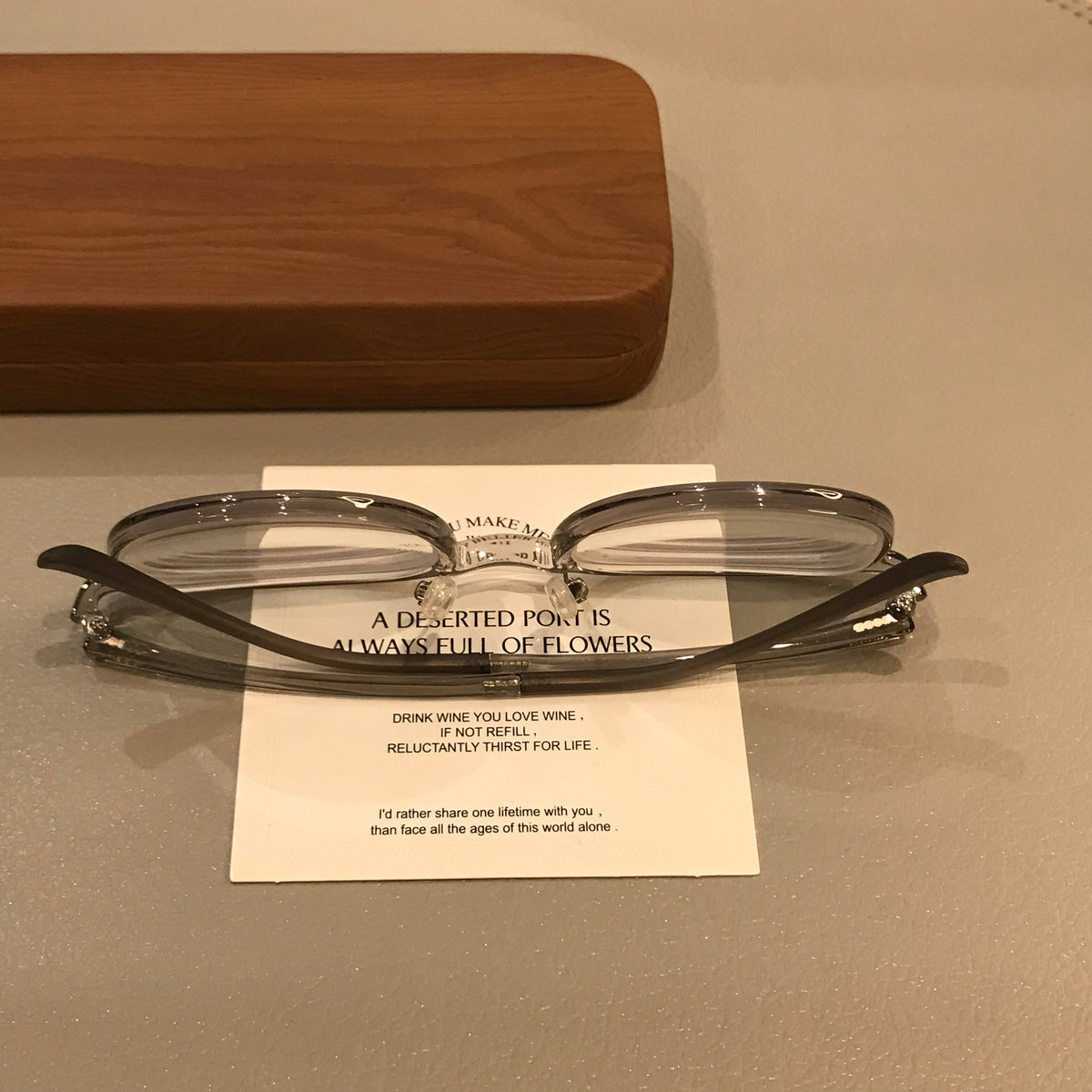 
Monturas de gafas redondas con aros transparentes, gris coco