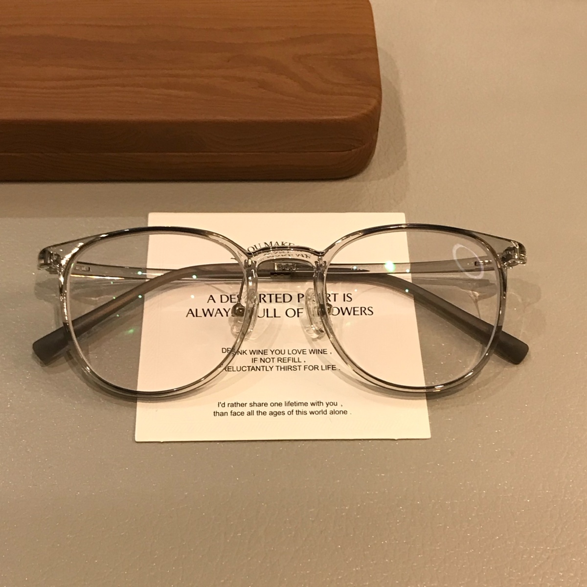 
Monturas de gafas redondas con aros transparentes, gris coco