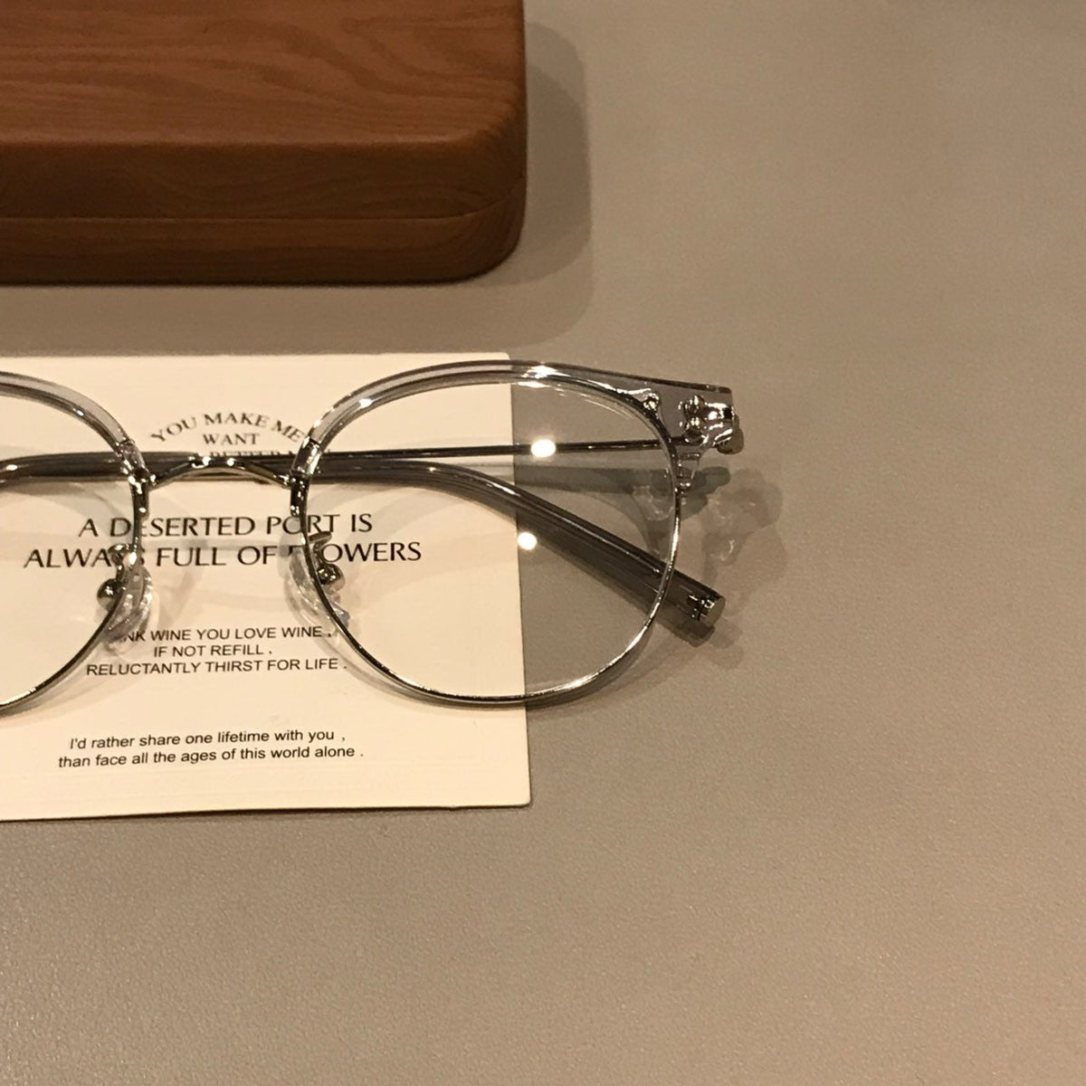 
Monturas de gafas retro tipo Browline con frente curvado, marrón té/dorado o gris transparente