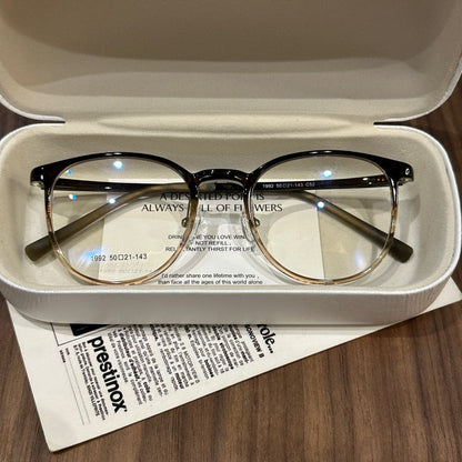 
Monturas de gafas cuadradas anchas con esquinas redondeadas, colores translúcidos y sólidos