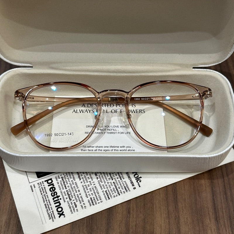 
Monturas de gafas cuadradas anchas con esquinas redondeadas, colores translúcidos y sólidos