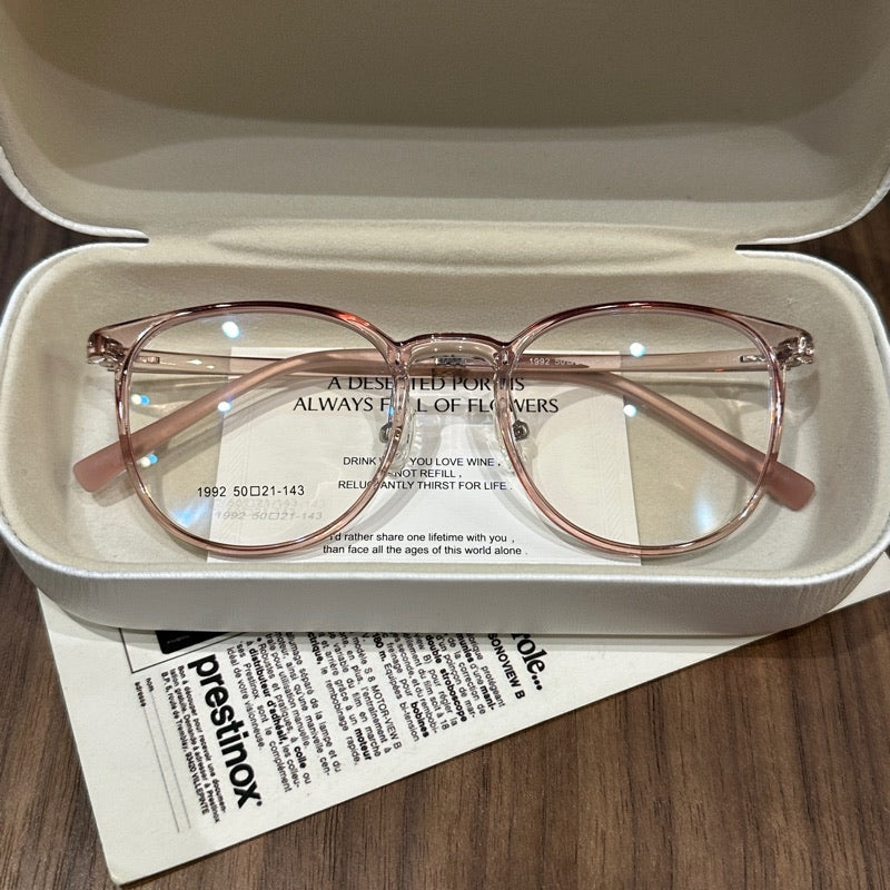 
Monturas de gafas cuadradas anchas con esquinas redondeadas, colores translúcidos y sólidos