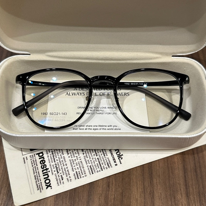 
Monturas de gafas cuadradas anchas con esquinas redondeadas, colores translúcidos y sólidos