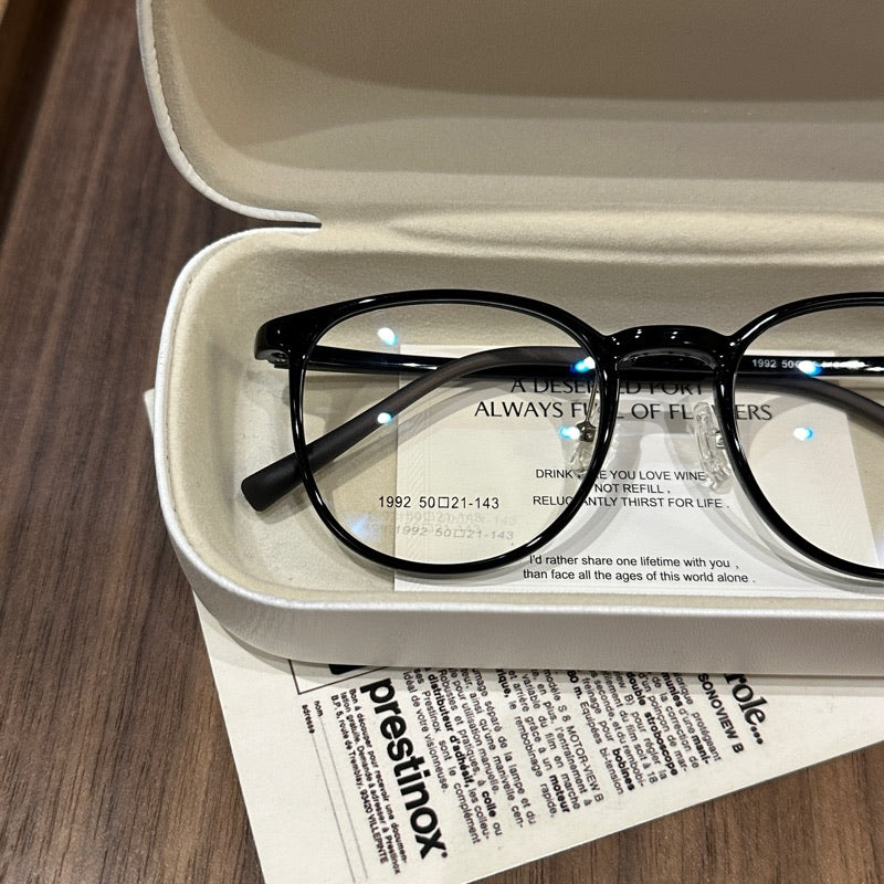
Monturas de gafas cuadradas anchas con esquinas redondeadas, colores translúcidos y sólidos