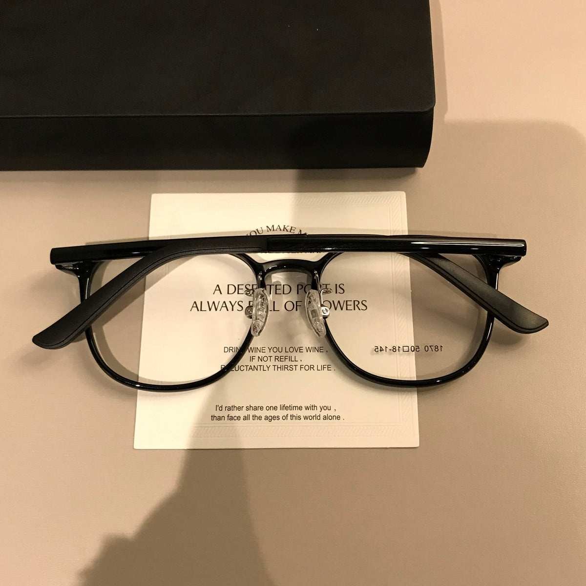 
Monturas de gafas redondas y compactas con detalles en las esquinas, negro, marrón café o carey