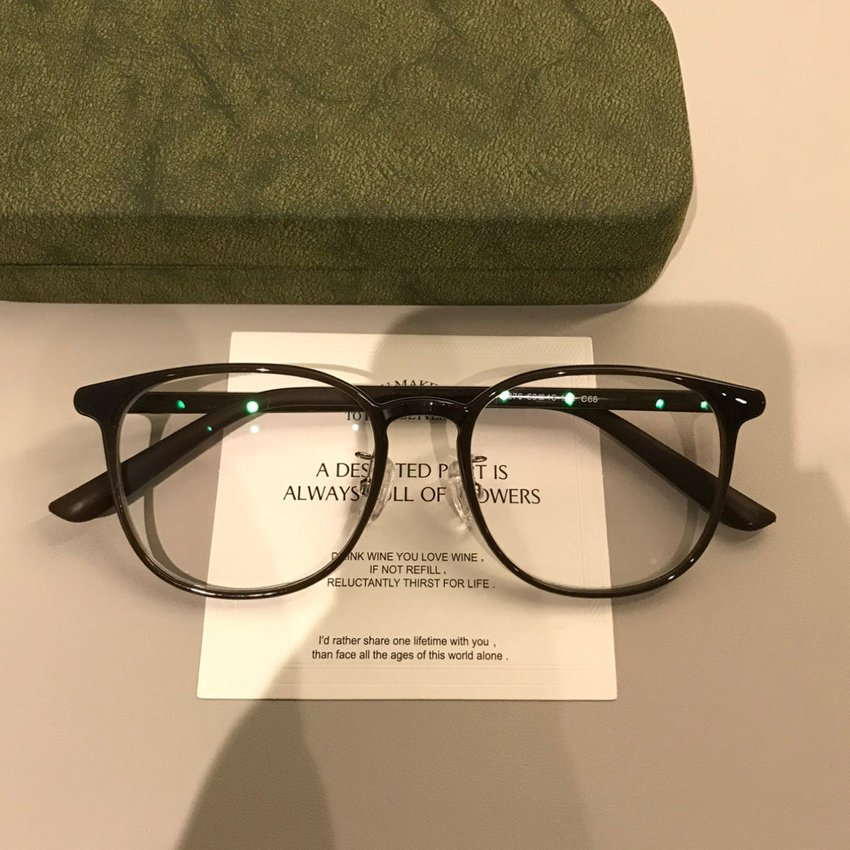 
Monturas de gafas redondas y compactas con detalles en las esquinas, negro, marrón café o carey