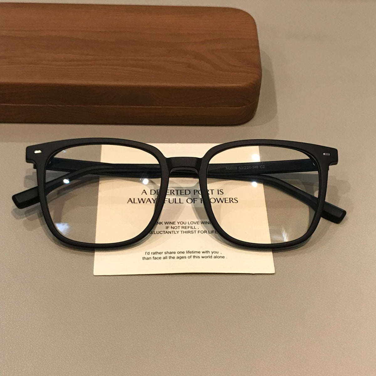 
Monturas de gafas geométricas cuadradas con esquinas angulares, acabados en negro o carey mate